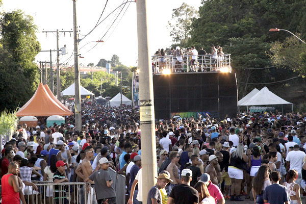 Pré-Carnaval tenta alegrar, mas causa tumultos Contagem 