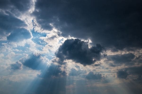 Nebulosidade aumenta, mas calor deve continuar