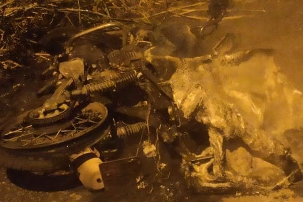Moto é destruída em incêndio no Jardim Laguna