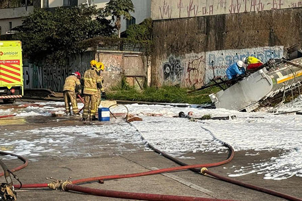 Caminhão-tanque tomba e interdita Via Expressa em BH