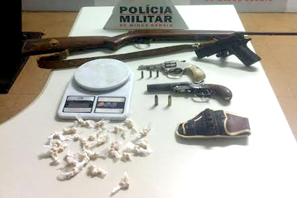 Arsenal de drogas e armas é apreendido em Contagem