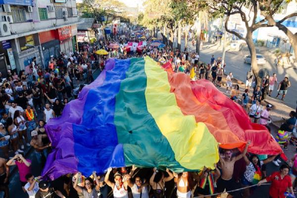 Parada LGBTQIA+ de Contagem leva diversidade e luta para a avenida