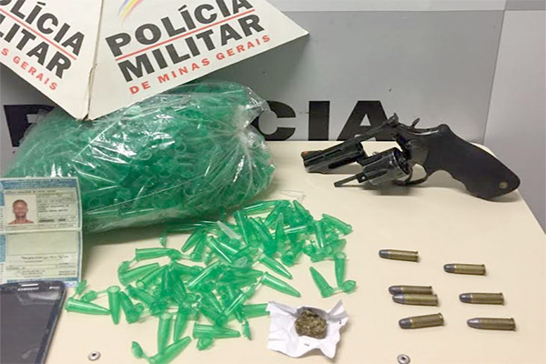 Homem é preso com drogas e arma, no bairro Estrela Dalva