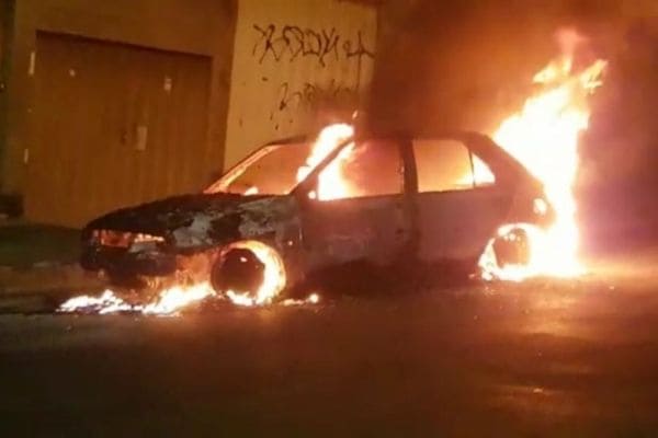 Incêndio destrói veículo no Santa Cruz Industrial