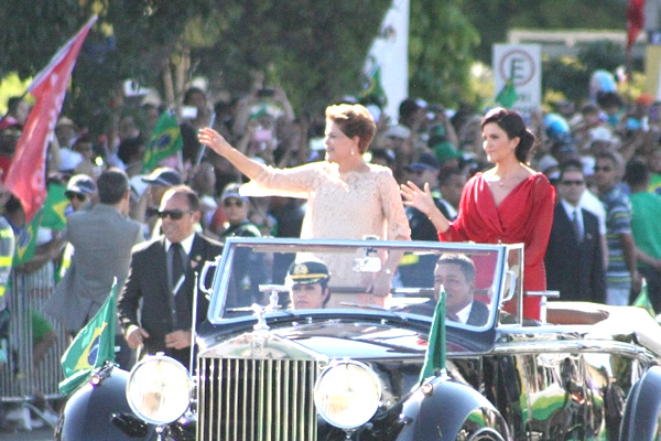 Dilma toma posse e empossa 39 ministros