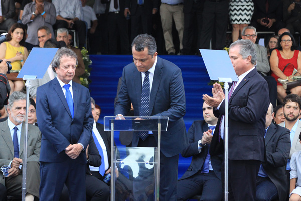 Prefeito e vereadores tomam posse e meio passe estudantil é anunciado