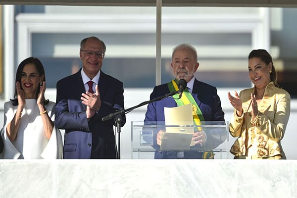 Lula toma tosse e assina dezenas de medidas