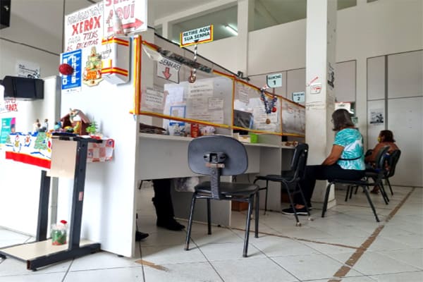 Usuários reclamam da falta medicamentos e da demora nos atendimentos