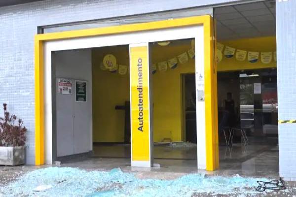 Homem invade e depreda agência do Banco do Brasil, em Contagem