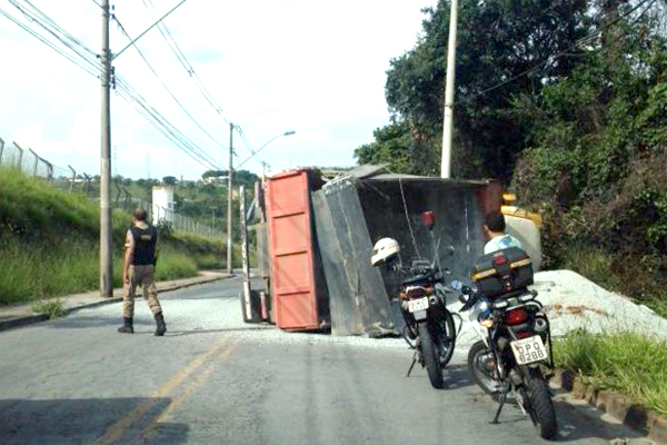 Caminhão carregado de brita tomba e fecha pista