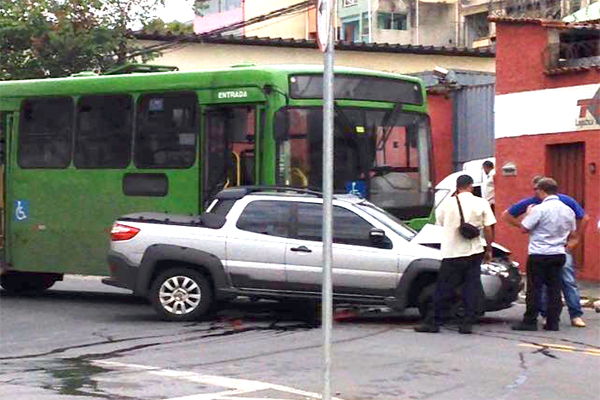 Em Contagem, ônibus acerta em cheio pick up
