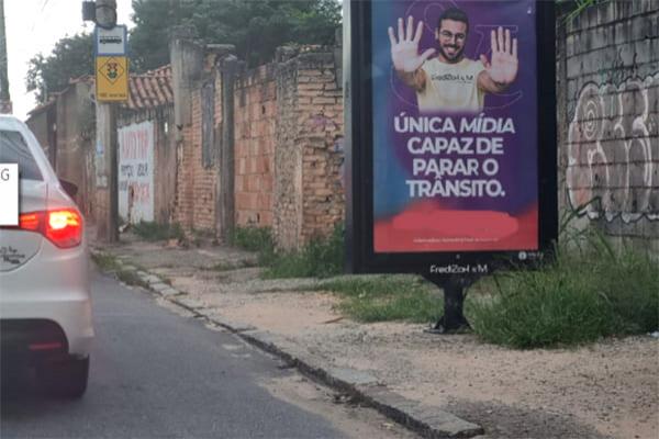 Passeio público obstruído por propaganda regular