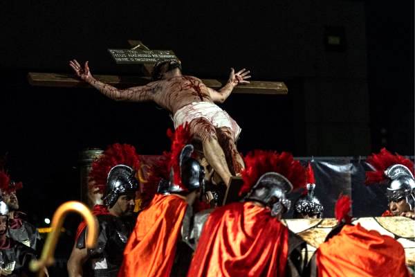 Paixão de Cristo de Contagem, leva ao palco fé e crítica social