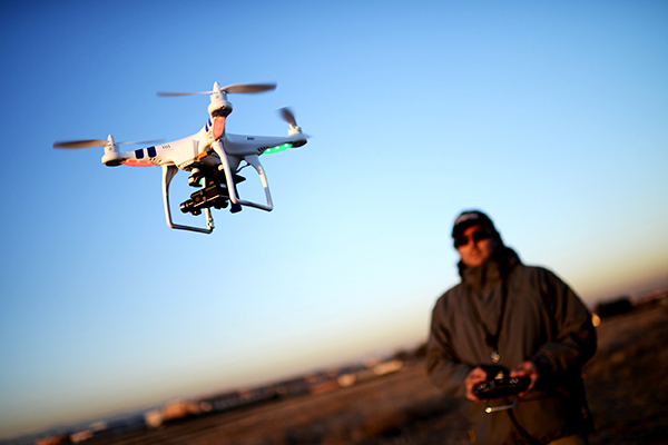 Anac proíbe uso de drones para sobrevoar áreas com aglomeração de pessoas