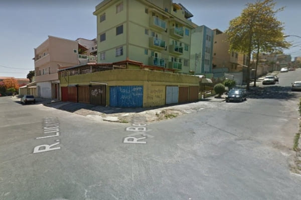 Asfalto se soltando e lixo incomodam moradora de Contagem