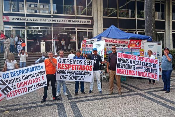 Despachantes protestam e denunciam caos na transferência de veículos 