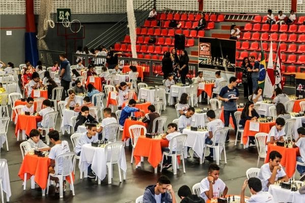 Estudantes de Contagem se destacam no Circuito Mineiro de Xadrez Escolar