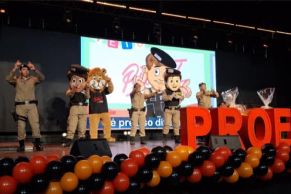Cerca de mil alunos celebram formatura do Proerd em Contagem