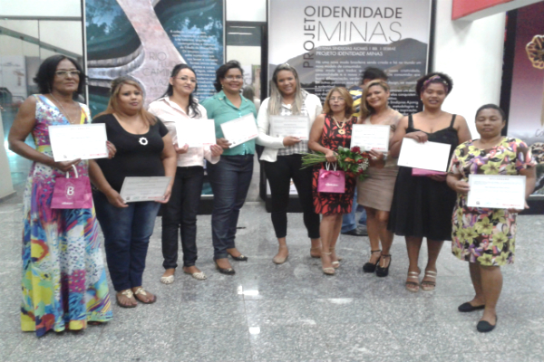 Acic forma turma de mulheres de curso de corte e costura