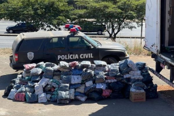 Suspeito de dirigir caminhão roubado é preso em Contagem