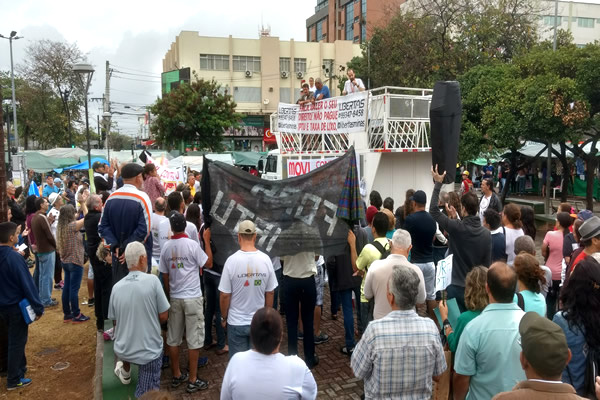 População protesta contra cobrança do IPTU