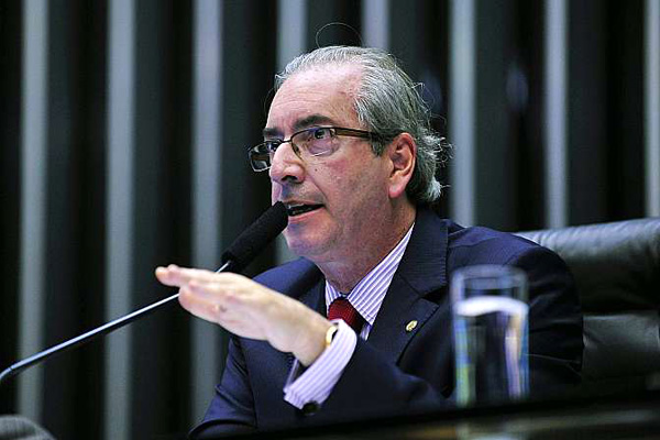 Cunha autoriza processo de impeachment da presidente Dilma
