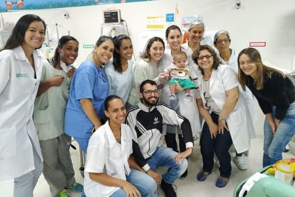 Bebê tem alta de hospital após um ano e dois meses