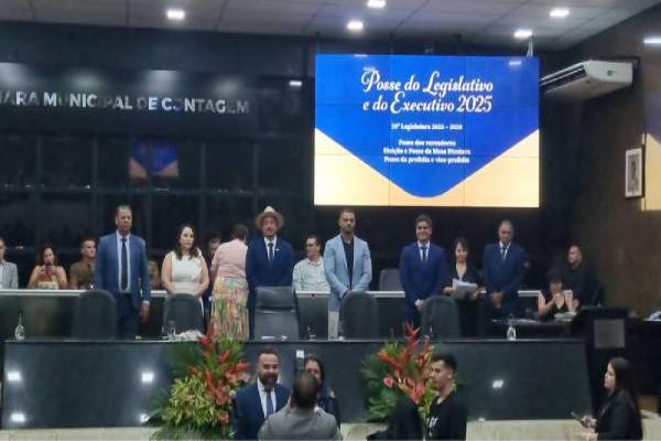 Vereadores, prefeita e vice tomam posse em Contagem 