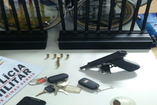 Polícia Militar apreende armamento e veículos clonados