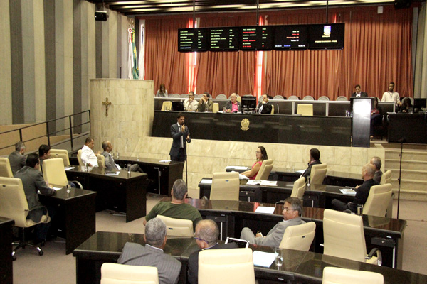 Vereadores de Contagem se calam diante do decreto do prefeito