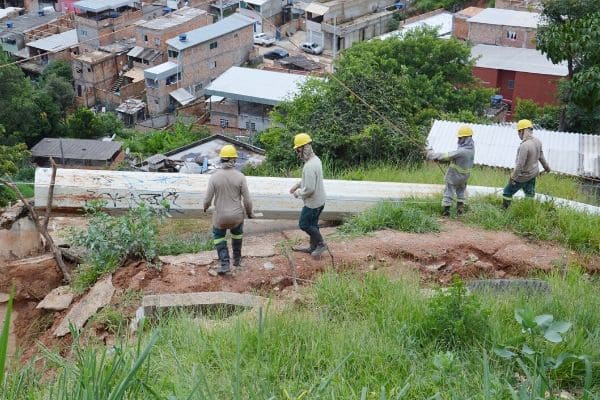 Torre de energia que tombou com a chuva é retirada do Morro dos Cabritos