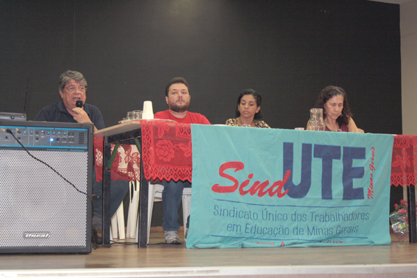 Trabalhadores reclamam da educação de Contagem