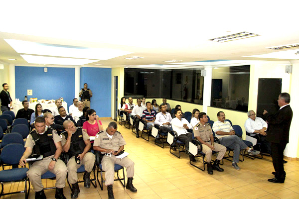 Comerciantes se mobilizam para coibir assaltos