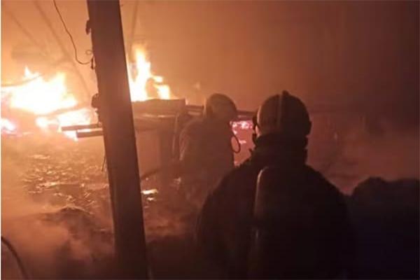 Galpão é destruído em Contagem por incêndio de grandes proporções