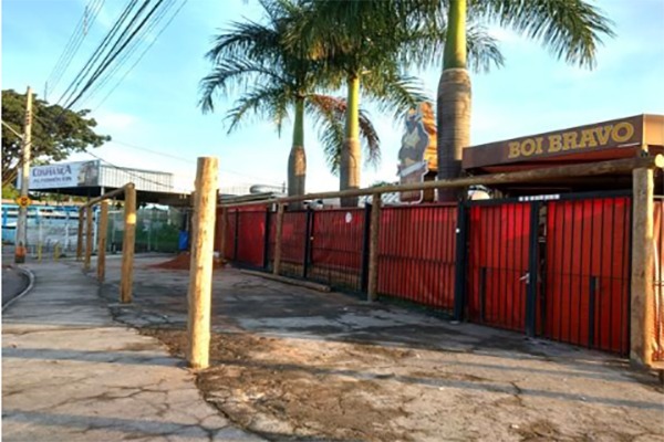 Pergolado irregular do Boi Bravo é retirado pela prefeitura de Contagem