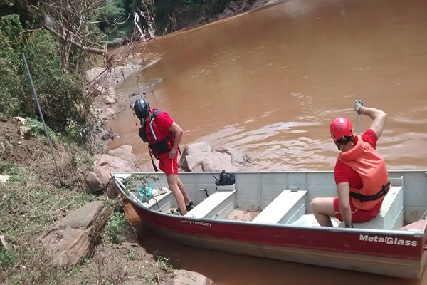 Bombeiros seguem em busca de motorista arrastado por correnteza