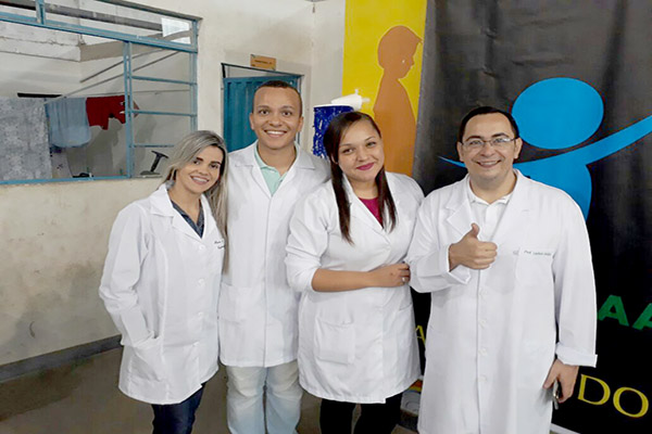 Universitários orientam jovens atendidos em instituição assistencial