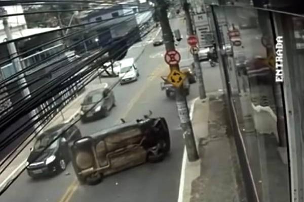 Trio é preso após acidente com carro furtado em Contagem