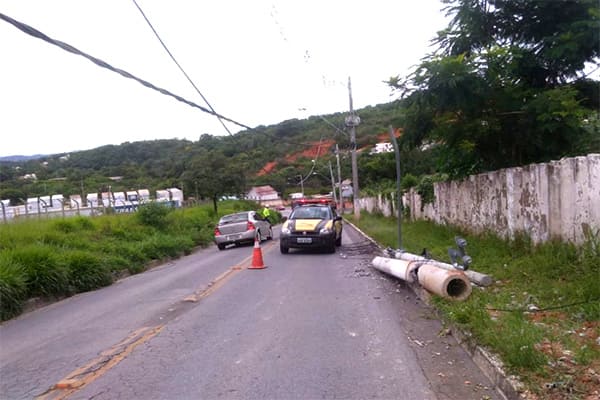 Poste derrubado interrompe via