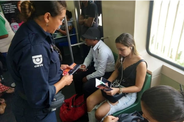 Estações do metrô recebem ação de combate ao assédio