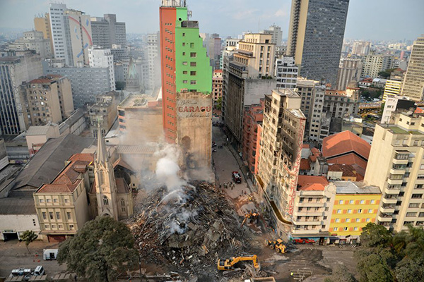 Bombeiros encontram corpo no edifício que desabou em SP