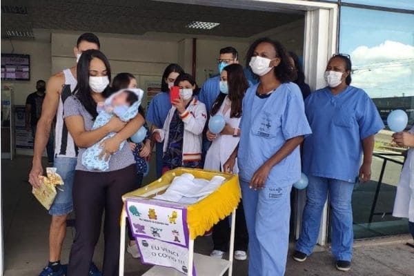 Bebê recebe alta após 30 dias internado com Covid-19