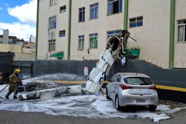 Avião em operação de decolagem perde altura, bate em prédio e cai