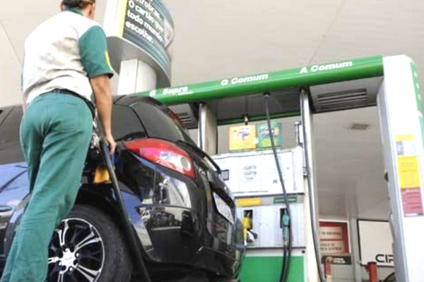 Petrobras reajusta gasolina em 0,9% nas refinarias