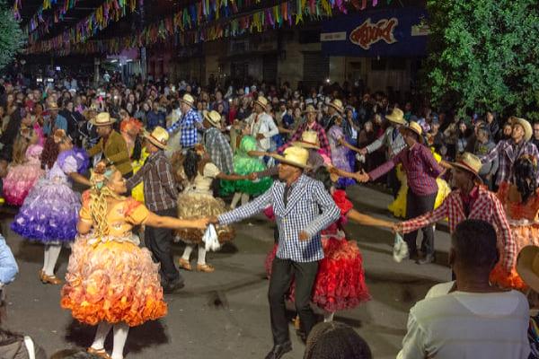 Arraiá de Contagem com shows, quadrilhas e comidas típicas