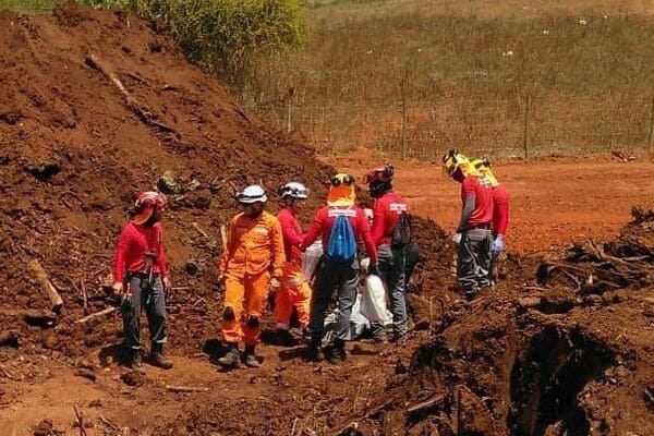 Bombeiros encontram mais um corpo em Brumadinho