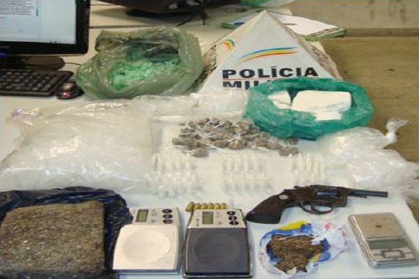 Militares apreendem grande quantidade de drogas na Vila São Paulo