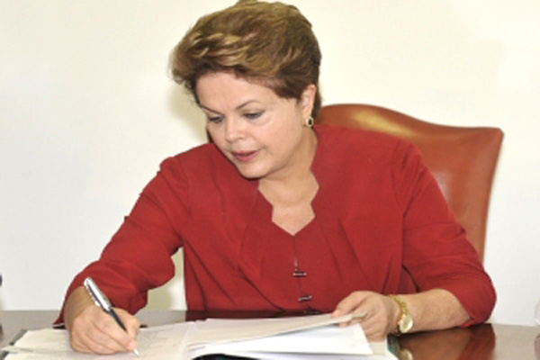 Dilma sanciona Lei de Diretrizes Orçamentárias para 2015