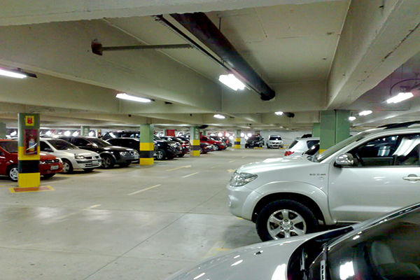Shoppings de BH pagarão multa se cobrarem estacionamento de clientes