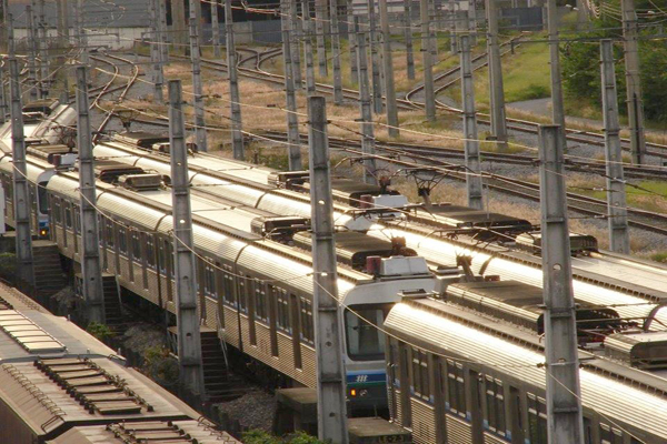 Circulação de trens é afetada após queda de poste